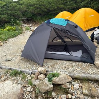 三俣山荘のテン場、小川沿いでサイコー
左手奥は水場で北アルプスの美味しいお水