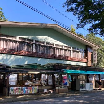 お茶屋さんは数軒ありますが、栃木屋さんは9:30から営業してました👍