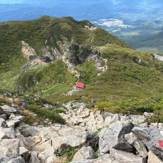 避難小屋の赤い屋根