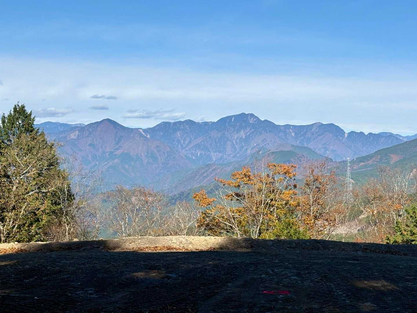 高山から降りて林道しばらく行くと資材置き場のような広いスペースに。
西方面が開けて大無間山🤩
左側には朝日岳の凛々しい姿も👍