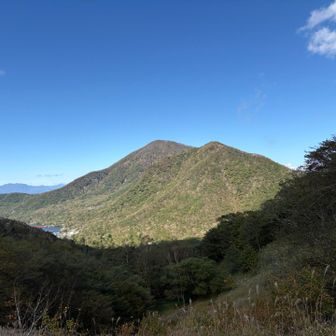 左が黒檜山、右が駒ヶ岳