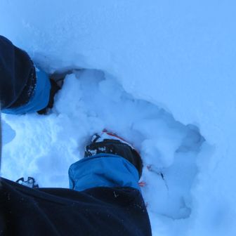 さらにツボ足ズボ足。