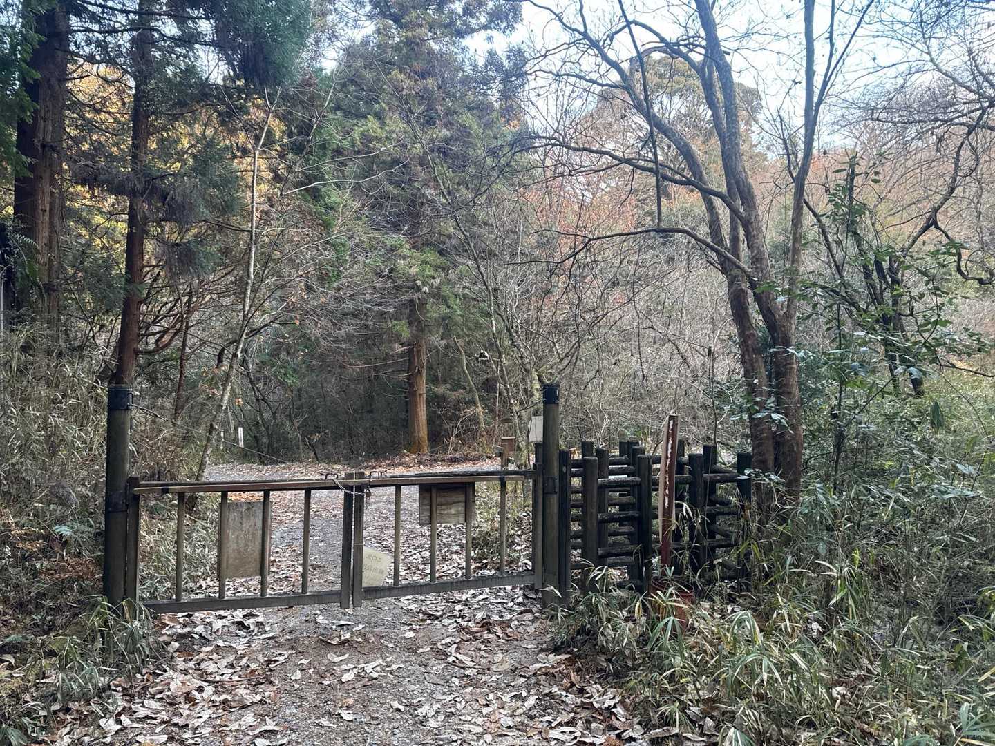 門を超え右は猿投山方面！
正面は海上の森へ🏃🏻‍♂️‍➡️