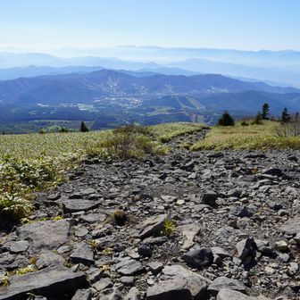 下山開始。
さらば根子岳。

根子岳の北西にある「小根子岳」というピークも気になったのだが、そちらも回っていると日が暮れてしまいそうなので今回はパスすることに。