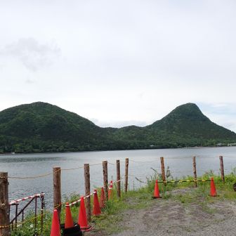 鬢櫛山(左)、烏帽子岳(右)