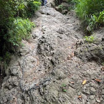 岩場鎖場がしばらく続きます。