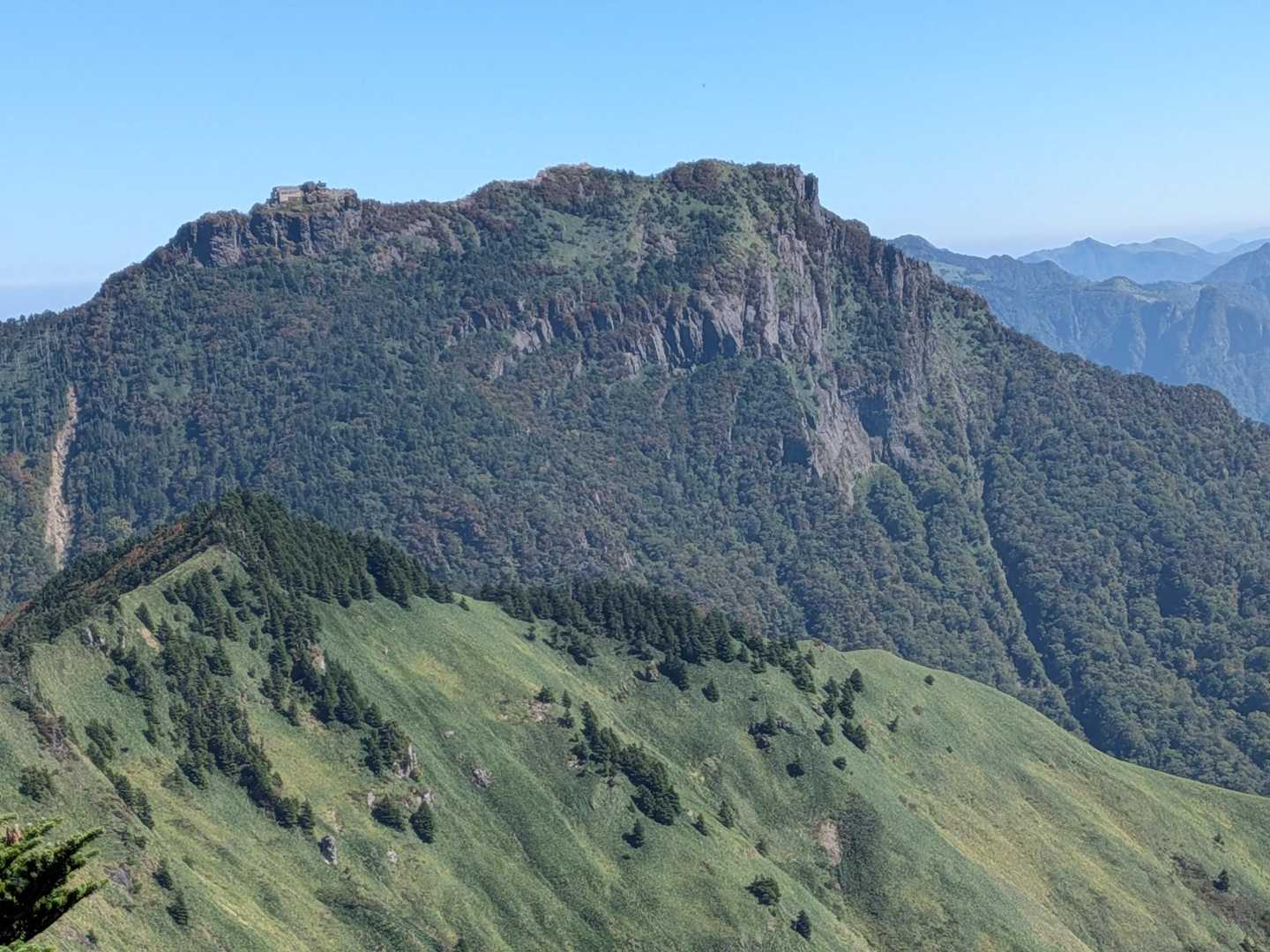 石鎚山アップ、沢登りで登った幾筋もの谷そして
面河尾根は冬山に登った。石鎚山を観ながら雪稜は👍️テント🎪の友を思い出す、