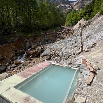 野天風呂を見学♨️
硫黄岳が見えるし贅沢だけど、どうやって着替えたら良いのか悩む…。