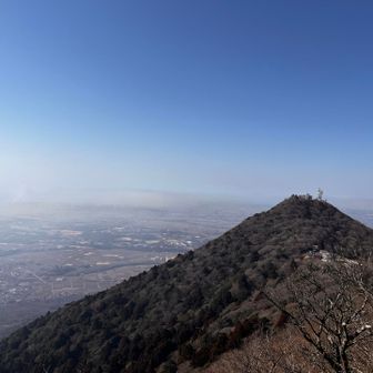 男体山方面も野焼きの煙で少し霞んでます