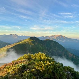 鷲岳山頂近くからの絶景😍
これから歩くルートと
手前の山が鳶山、奥に薬師岳、黒部五郎岳、笠ヶ岳や槍、水晶も見えるかな👏