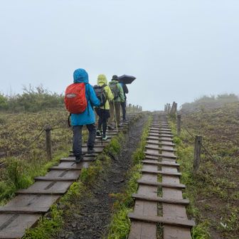 足元が滑り易いので気をつけて下山します👍