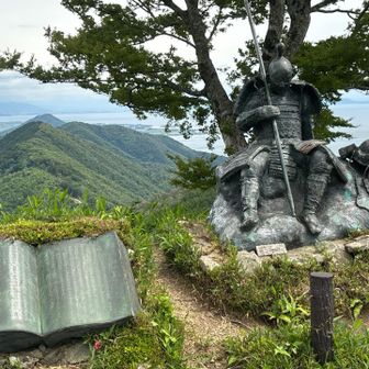 武将の銅像。