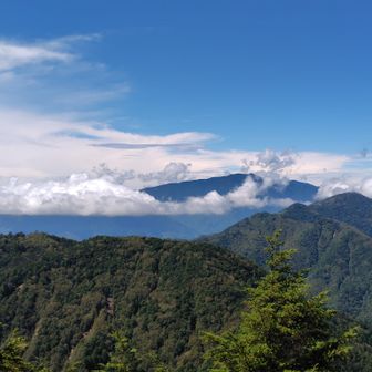 国師ヶ岳方面には雲が
