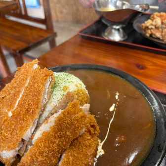 カツカレー😋　　トンカツ1枚ドーーン😍