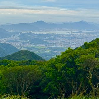 手前は小月、海の向こうは門司？