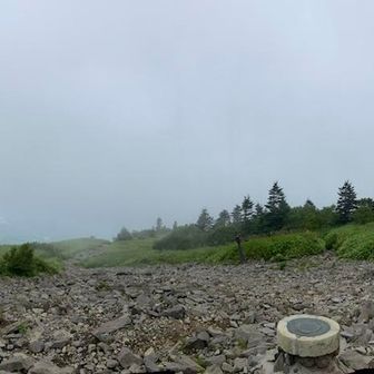 根子岳山頂は結構人がいました