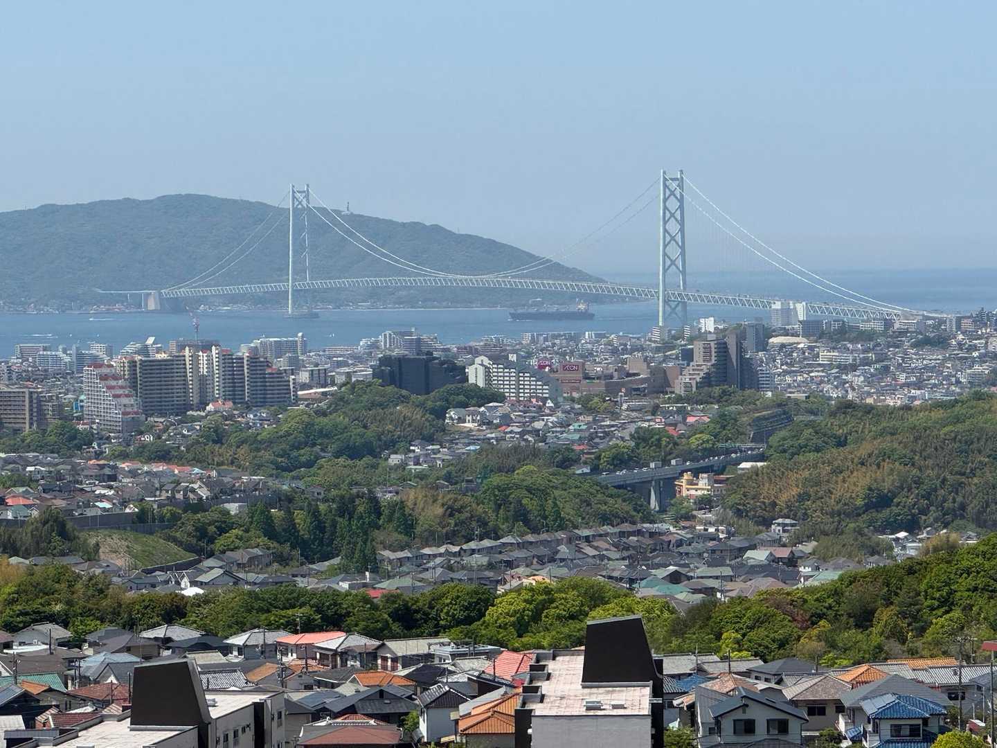 須磨アルプス｜山陽電鉄の駅と駅を結ぶ岩肌と絶景の山歩道の写真