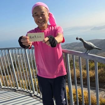 庵治竜王山山頂。山頂標識見つからなかったので、自宅から初めて蒲鉾板を持って行って手書きしたが字が違っていました😱