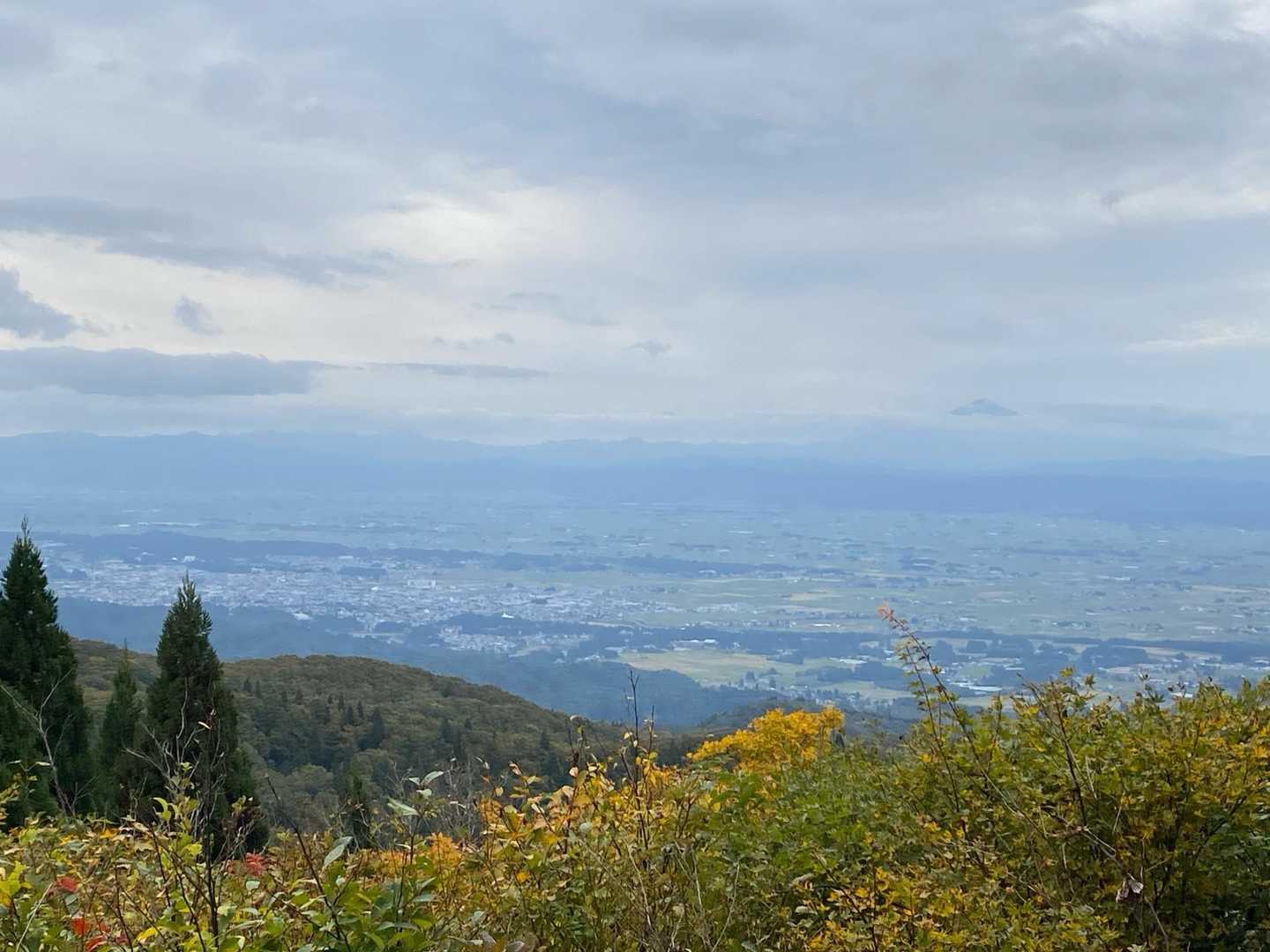 鳥海山の頭が見える。おそらく2〜3度くらいだろうなあ。賞味期限が近い。