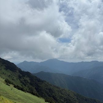 石鎚山にも少し雲がかかってます。