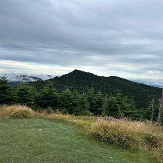 弥山から八経ヶ岳
今日は風が強く雲が晴れてる...
こういう日が景色がいいのか？