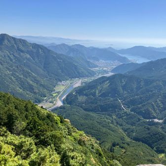 海の際まで山が迫ってるから平らな土地は少ないね。