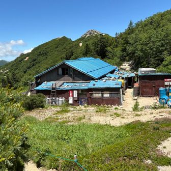 烏帽子小屋。ここで買ったペットボトルのお茶は冷えて美味しかった。