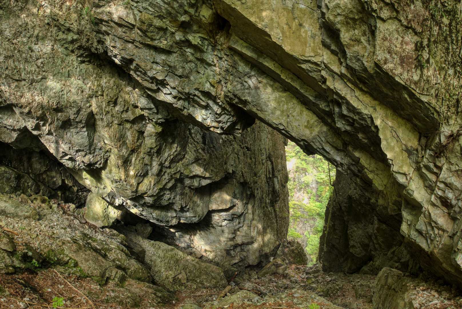 石の双門。この写真では多少光が当たっていますが、結果的に言えば、私たちがいる間は光はあまり当たりませんでした。