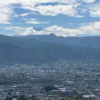 この旅で初めて　富士山が顔出してくれた
頭だけでも　嬉しい😃
眼下には甲府盆地