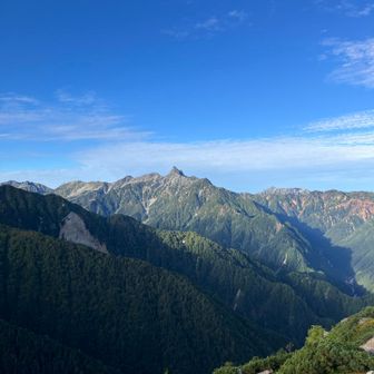 槍ヶ岳を見ながら進みます⛰️