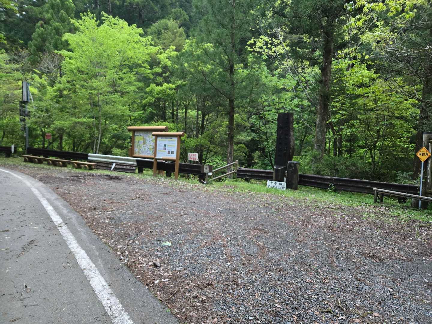 駐車場は私たちの車だけでした。数台止められます。それからトイレもありました。