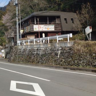 和田バス停は道路より一段高い所にあって、カフェ、トイレもある
