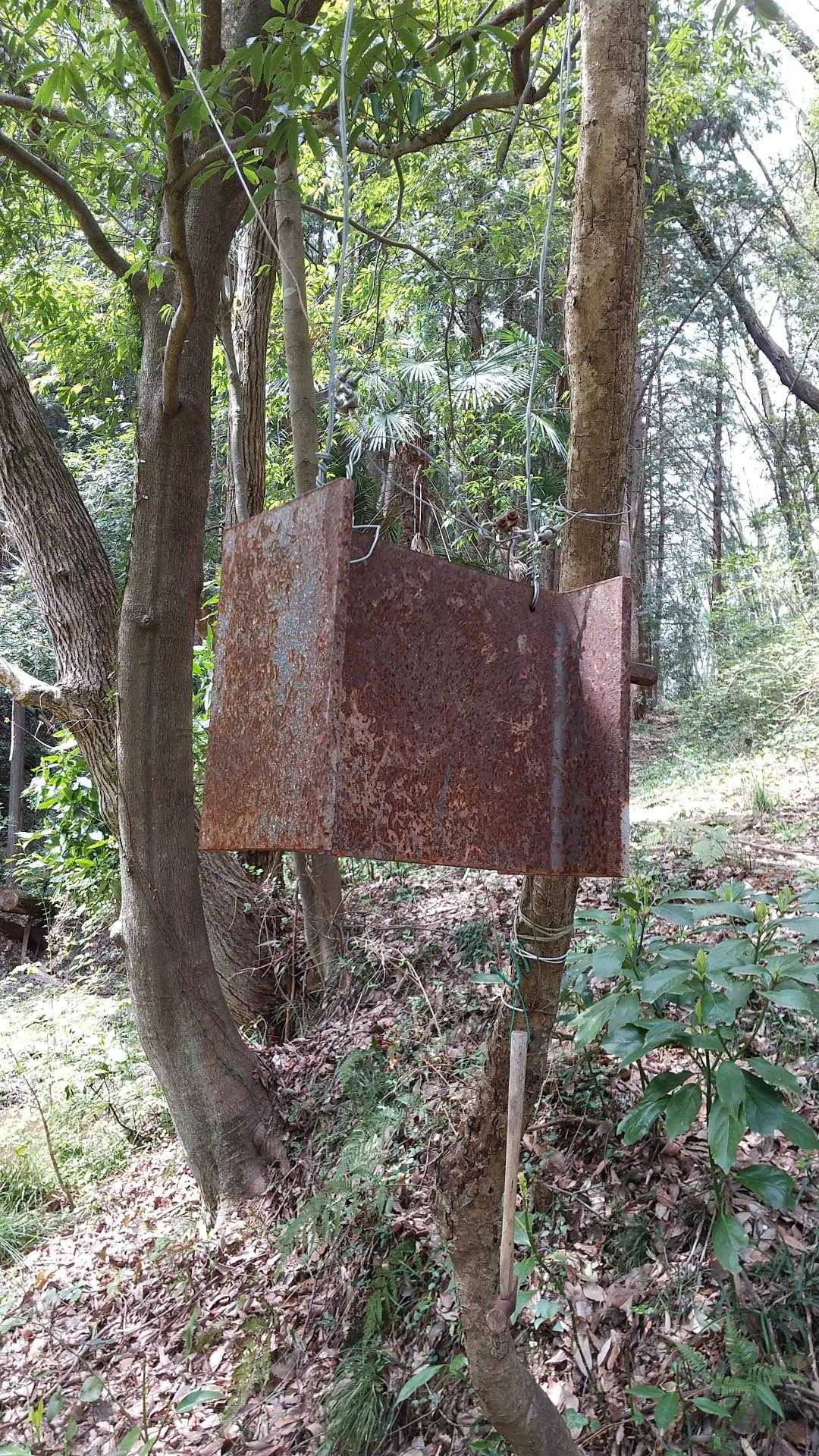 エッ！😱
何じゃこれ？？？
これ建設用鉄骨のＨ鋼では？
びっくり(＠_＠;)
カットしてぶら下げて有る！

これ鐘？
熊🐻も逃げるは！🤪😜😁