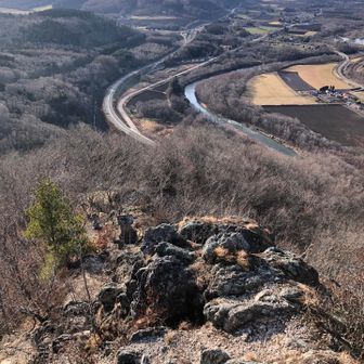 岩尾根下ります。結構高度感もあって楽しい、膝痛いけど。^ ^