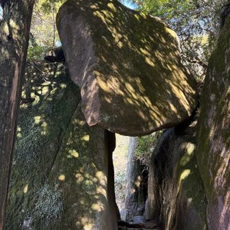 つつじヶ丘へ降りましょう。
有名な弁慶七戻りの岩😱