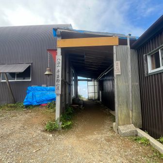 千本檜小屋。閉まっていました。水分補給出来ません、要注意。
ここでヘルメット被ります。