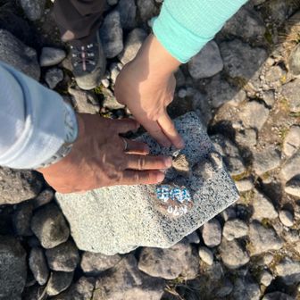 姥ヶ岳山頂標識に夫婦でタッチ😊