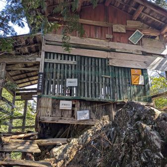 崖っぷちに建ち不安定でお詣りしてすぐに下りてきました
社殿内に見事な彫刻があったようですが余裕なく観て来なかった事を大変くやみます