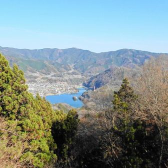 大明神展望台です。相模湖大橋の奥に景信山や堂所山が確認出来る。