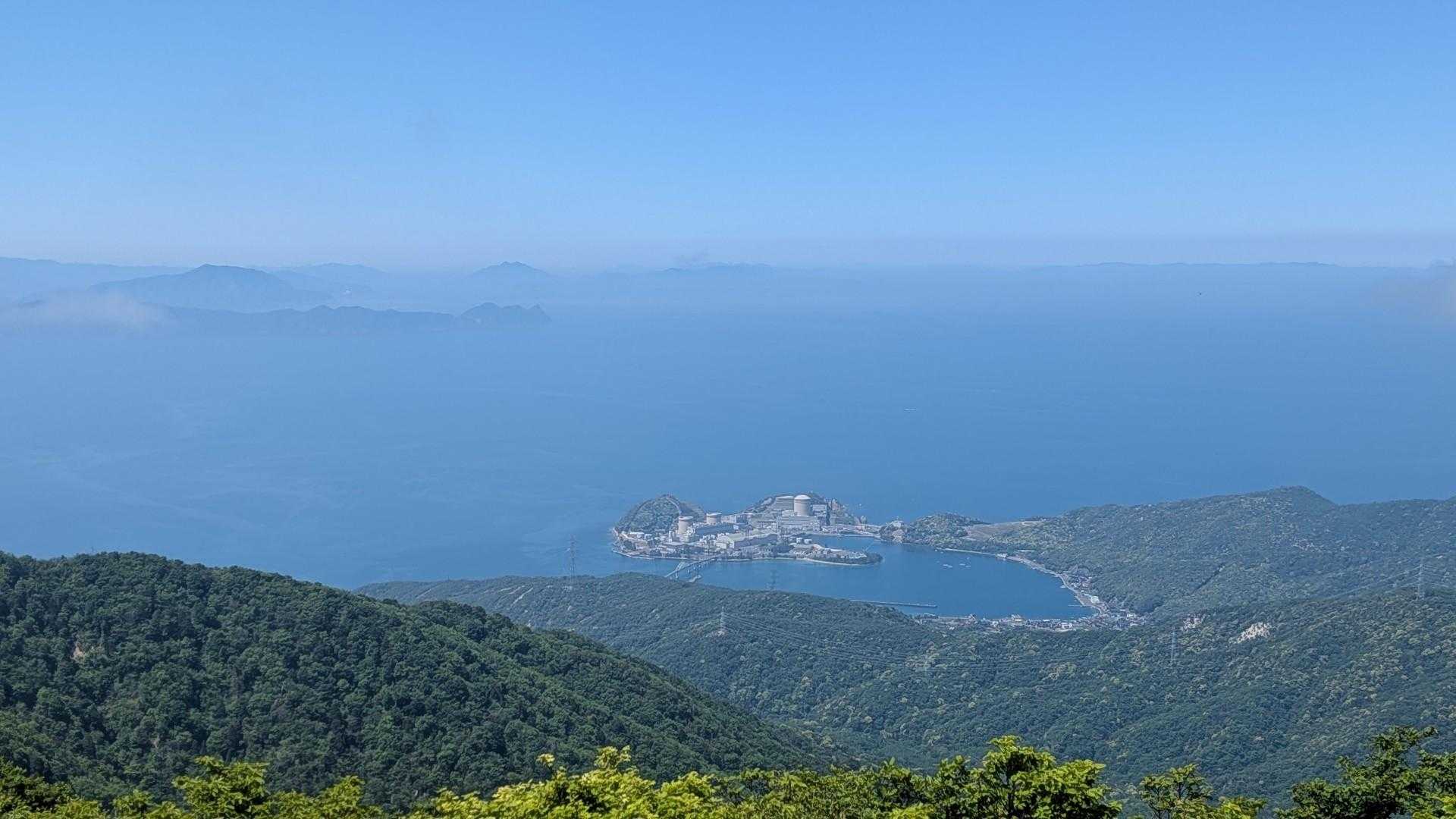 美浜原発が見下ろせます
遠くには以前登った青葉山