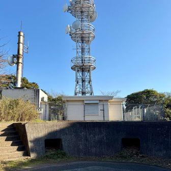 砲台の横は電波塔でしょうか？

（第三管区海上保安本部の武山受信所と判明しました♪）