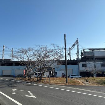 知多奥田駅の駅前に有料駐車場があるので、そちらに車を停めました。一日500円ですが、係員はおらず、封筒に車両ナンバーを書いて料金を入れてポストに入れるという方式でした。