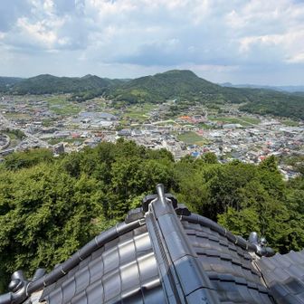 甲山の街一望
正面に新山