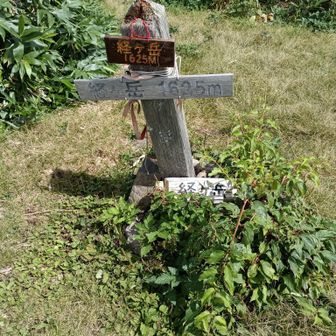 午後になって晴れる時間も。山頂では日差しが！