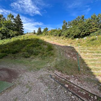山麓駅降りて、ここから山頂を目指します。