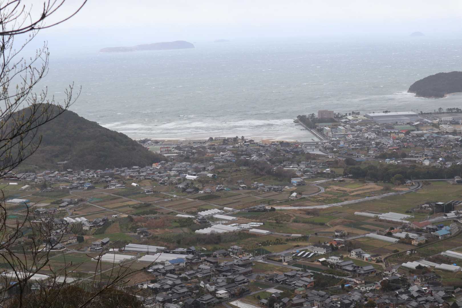 父母ヶ浜にも高い波が押し寄せてます。