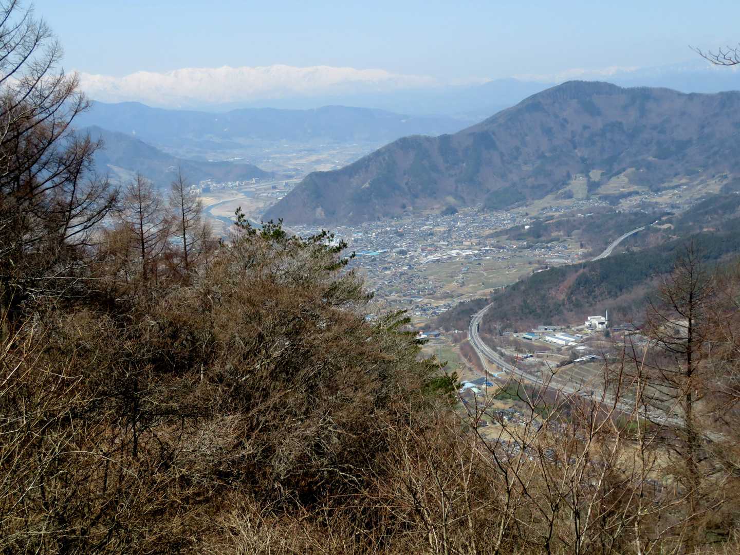 坂城町方面の視界が開けます。上信越自動車と右上に五里ヶ峰、遠くに北アルプス