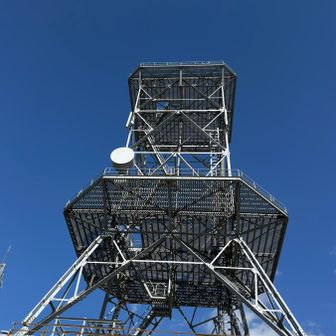青空に映える電波塔