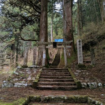 加蘇山神社
工事中でブルーシートなのかと思ったら屋根の銅板盗まれちゃったのだそうです。
こんなところのいちいち盗むなよ本当に😡