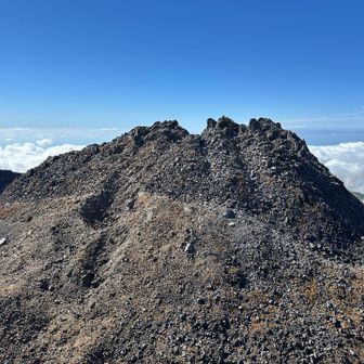 七高山からの眺め。目の前には先ほど登った溶岩ドーム（新山）がドーンっと。まさにジャンダルム🪨すごい迫力です🤩